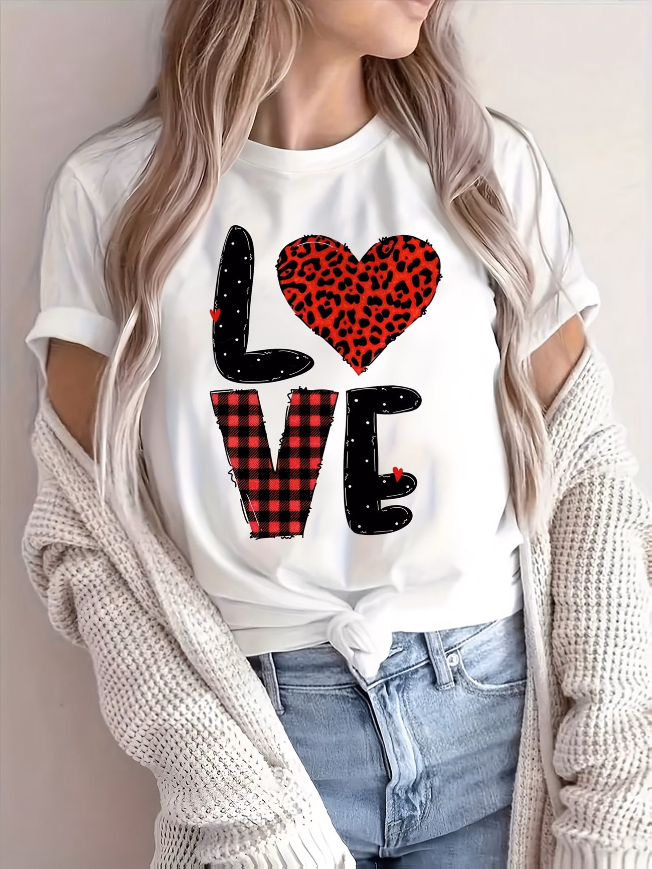 Holiday-Themed Romantic And Elegant Short-Sleeve T-Shirt with a Red And Black Checkered Leopard Print Heart And Letter Graphics, Perfect for Valentine'S Day. A Stylish Casual Shirt for Women